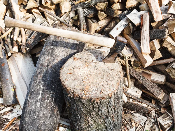 Hacha picadora de madera en bloque para cortar leña — Foto de Stock