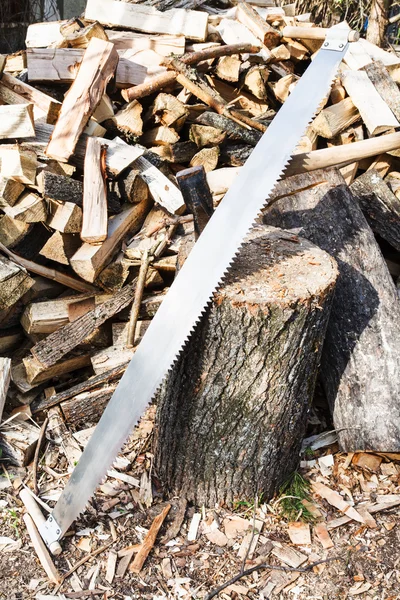 Zweihandsäge und Axt im Schneidedeck — Stockfoto