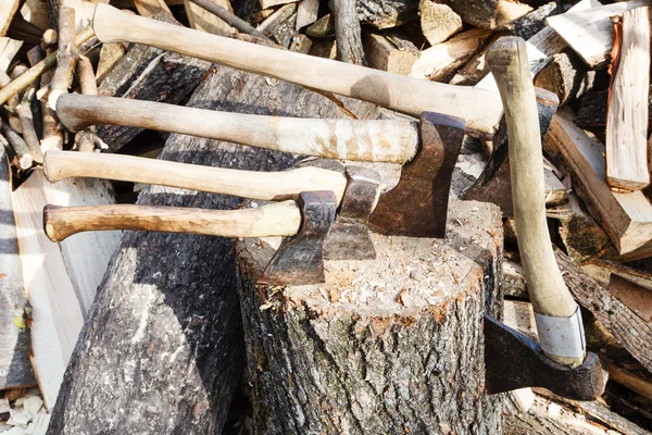 Muchos varios ejes en bloque de madera — Foto de Stock