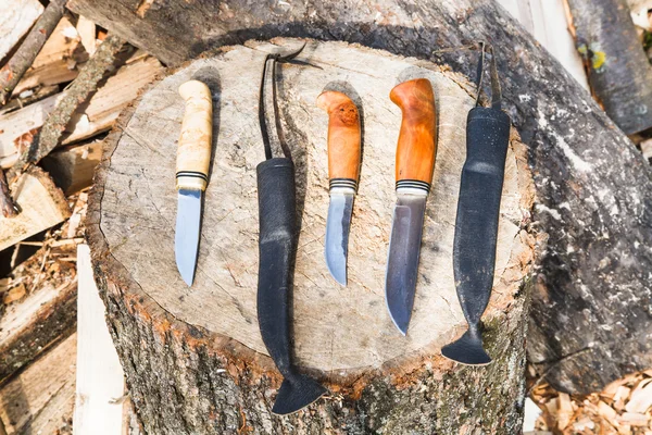 Cuchillos de caza en tronco de madera — Foto de Stock