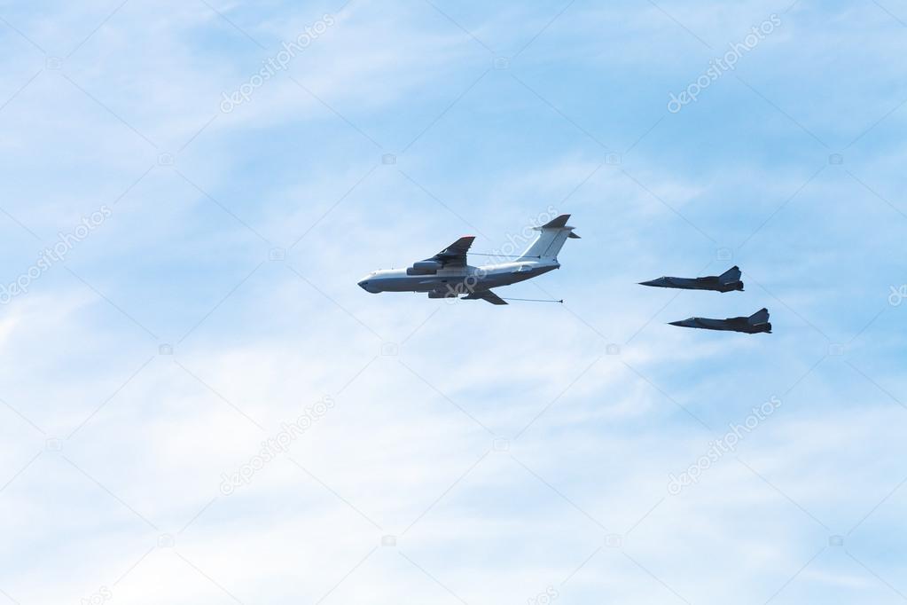 in-flight refueling of military fighter aircrafts