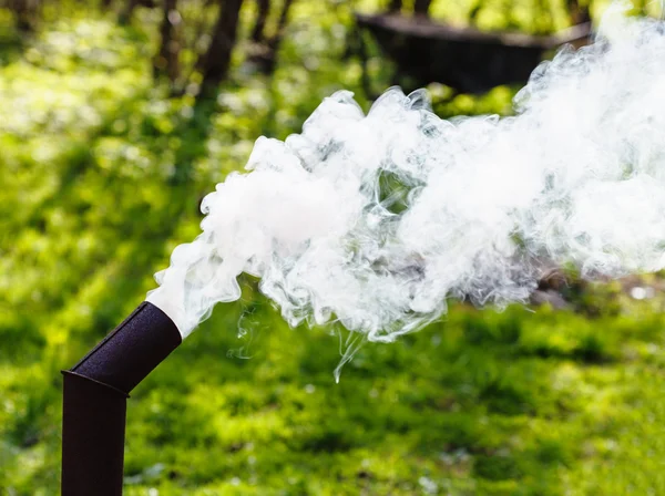 Fumaça branca do tubo de um samovar — Fotografia de Stock