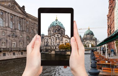 Spree Nehri ve Berliner Dom fotoğrafı