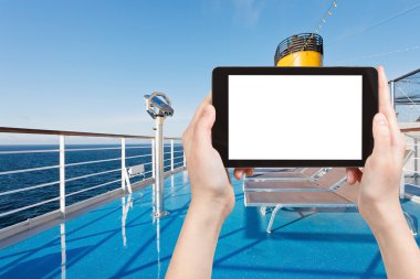 Güverte üzerinde güneşlenme koltukları fotoğrafı cruise liner
