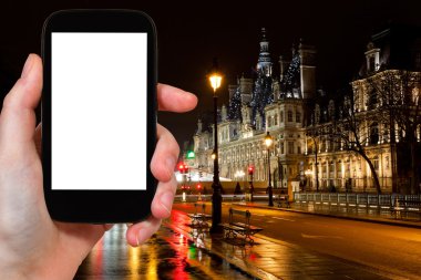 Geceleri Paris belediye binasının turist fotoğrafları
