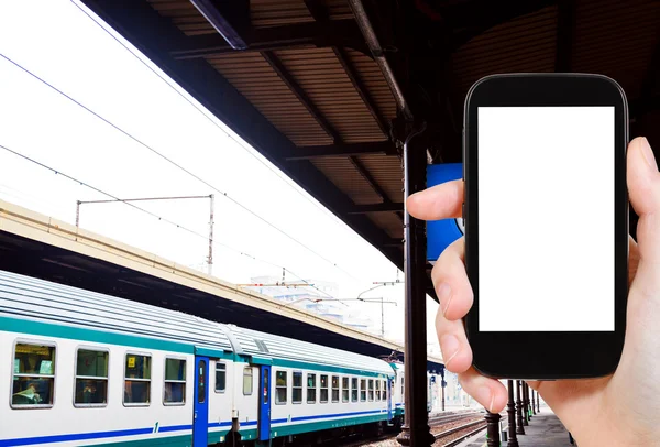 Foto de la plataforma ferroviaria y tren — Foto de Stock