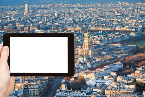 Turist fotograferar av panorama av Paris i vinter — Stockfoto