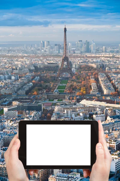 Turist fotograferar Eiffeltornet och Paris panorama — Stockfoto