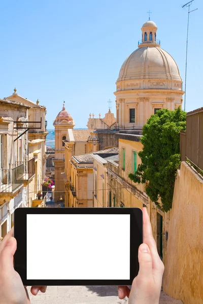 Turist fotograferar av street i Noto stad, Sicilien — Stockfoto