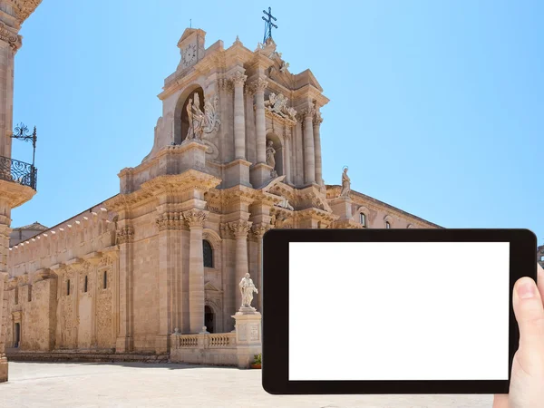 Tourist photographs Cathedral in Syracuse, Italy — Stock Photo, Image