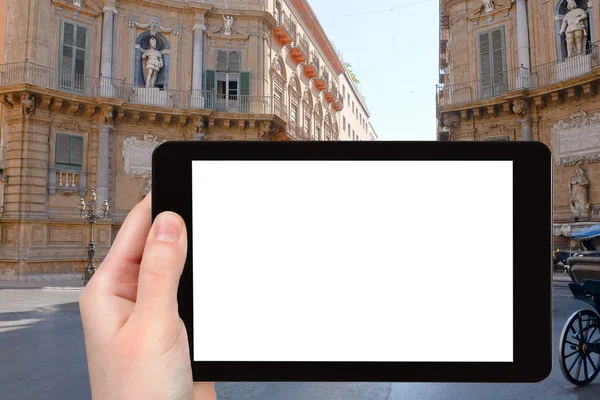 Tourist photographs of baroque square in Palermo — Stock Photo, Image