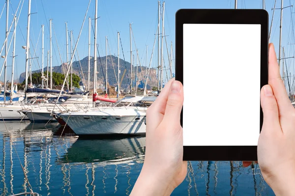 Tourist photographs yachts and boats in old port — Stock Photo, Image