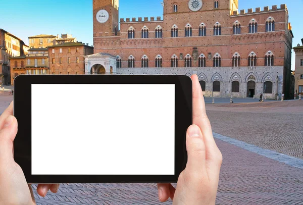 Turist fotograferar Piazza del Campo i Siena, Italien — Stockfoto