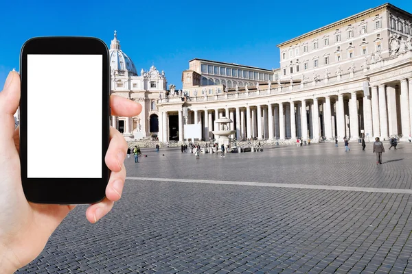 Tourist photographs St Peter Basilica in Vatican — Stock Photo, Image