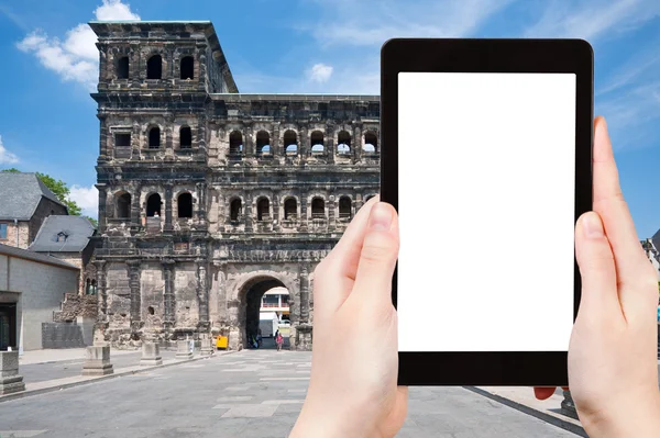 Turist fotograferar Porta Nigra i Trier, Tyskland — Stockfoto