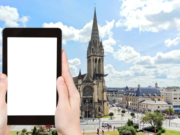 Turist fotograferar kyrkan Saint-Pierre, Caen — Stockfoto