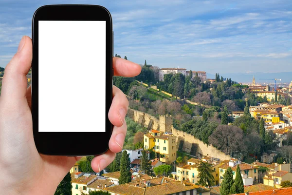 Touristen fotografieren alte Stadtmauer in Florenz — Stockfoto