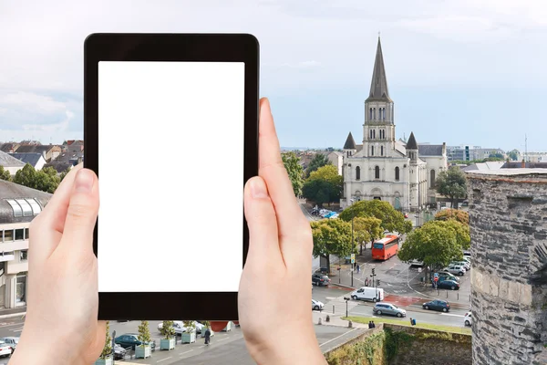 Turist fotograferar av St Laud kyrka i Angers — Stockfoto