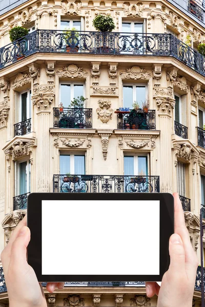 Turist fotograferar av Paris bygga — Stockfoto