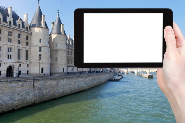 Turist fotograferar Conciergerie palace i Paris — Stockfoto