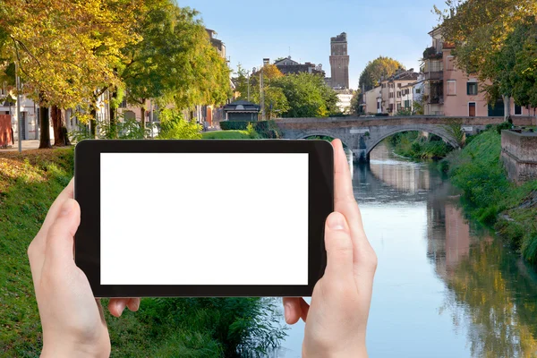 Tourist photographs of bridge in Padua city, Italy — Stock Photo, Image