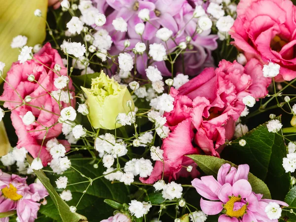 Detalhe de buquê com flores decorativas — Fotografia de Stock