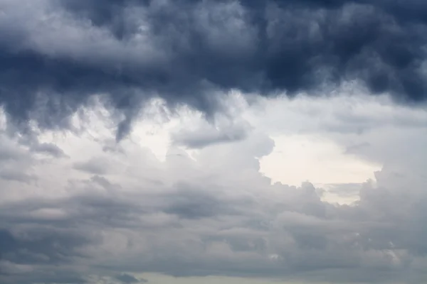 Donkere regenwolken in voorjaar hemel — Stockfoto