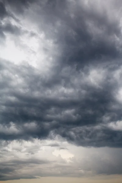 Cloudscape met donkere storm wolken — Stockfoto