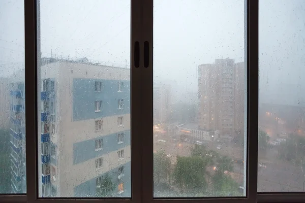 雨の中に都市住宅窓口の雨滴 — ストック写真