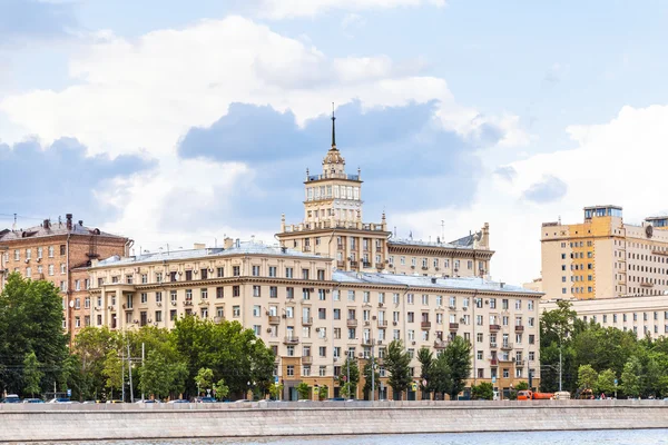 Hus på Frunzenskaya vallen i Moskva — Stockfoto