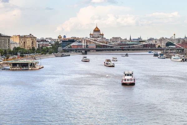 Excursie boten in de buurt van Krymsky Bridge, Moskou — Stockfoto