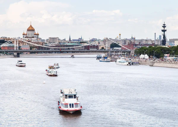 Pont Krymsky et bateaux d'excursion sur la rivière Moskva — Photo