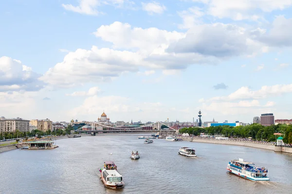 Navios de excursão em Moskva Rive, Moscou — Fotografia de Stock