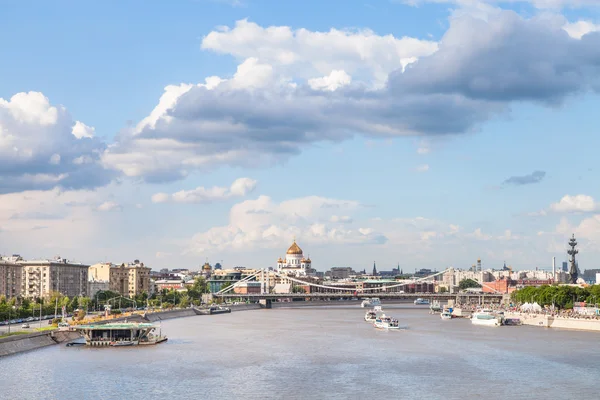 Moskva skyline med Krim bro och katedralen — Stockfoto