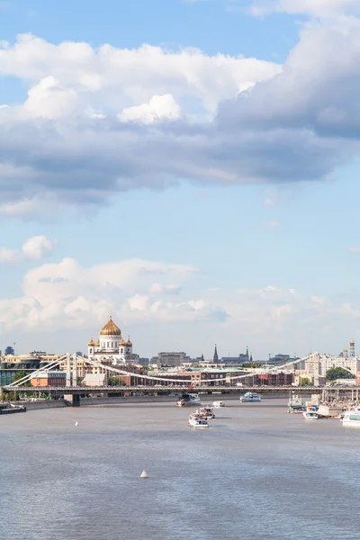 Weergave van Krim brug en Cathedraal in Moskou — Stockfoto