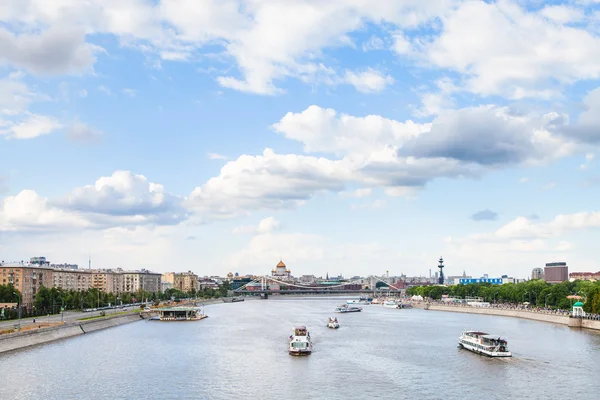 Navio de excursão no rio Moskva perto da ponte de Krymsky — Fotografia de Stock