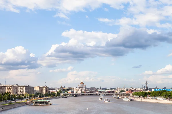 Vista de Moscú ciudad con puente de Crimea, Rusia —  Fotos de Stock