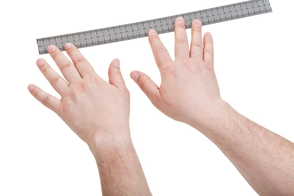 Mãos masculinas com régua mensurável isolada — Fotografia de Stock