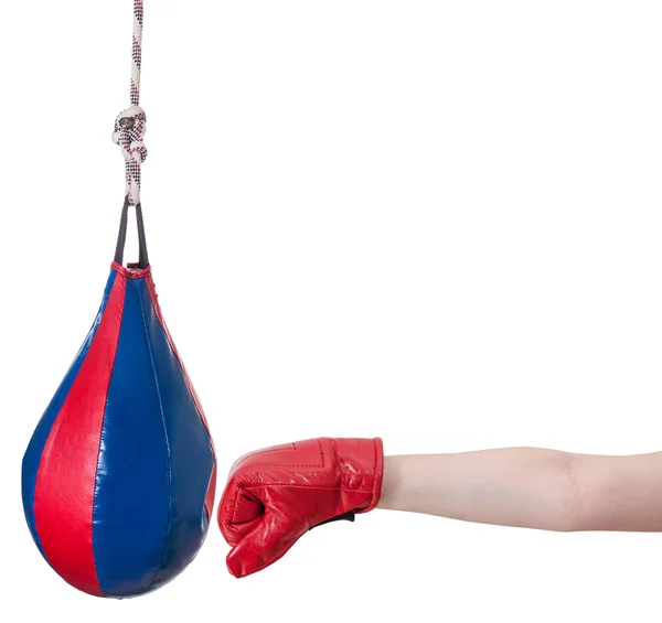 Bambino con guantone da boxe sacco da boxe — Foto Stock