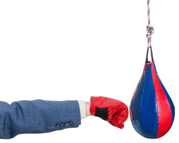 Homem de terno com luvas de boxe socos saco de perfuração — Fotografia de Stock