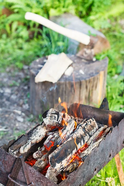 Leña ardiendo en viejo brasero — Foto de Stock