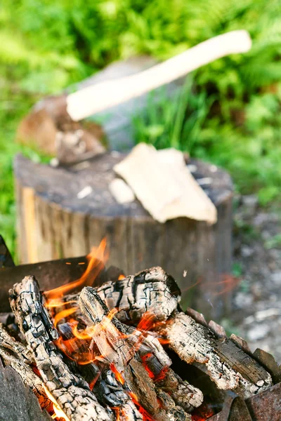 Dřevo hoří v venkovní pánev zblízka — Stock fotografie