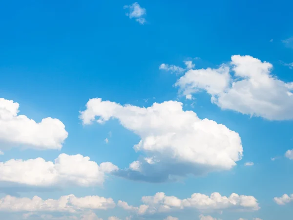 Nuvole bianche in estate cielo blu pomeriggio — Foto Stock