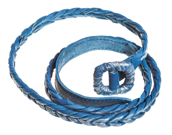 Cintura in pelle intrecciata blu arrotolata isolata su bianco — Foto Stock