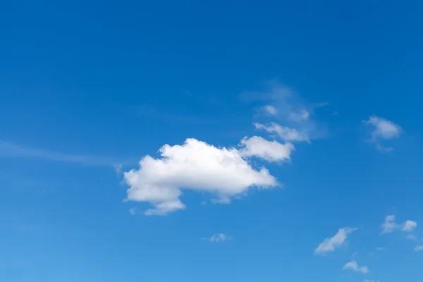 Piccolo cumulo nuvole bianche nel cielo blu — Foto Stock