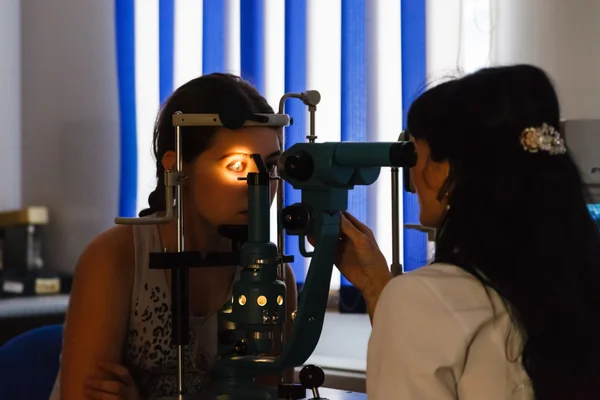 Vision screening i ögonläkare office — Stockfoto