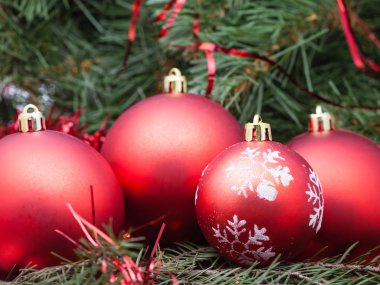 dört kırmızı Noel baubles Xmas üzerinde arka plan ağaç