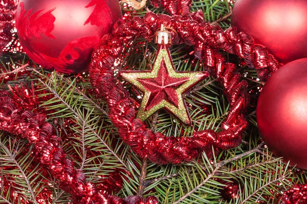Estrela vermelha, decoração no fundo da árvore de Natal — Fotografia de Stock