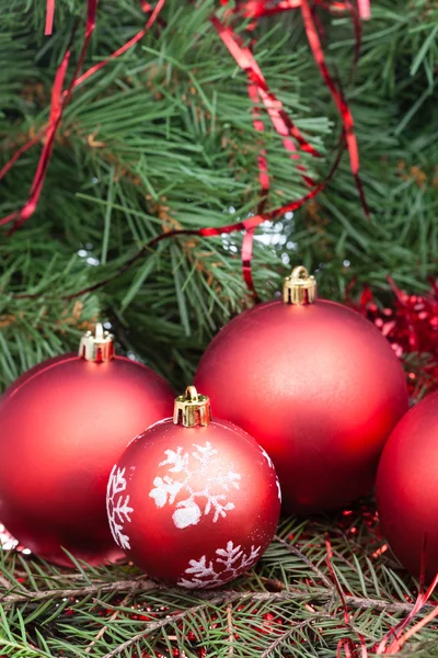 Несколько красных рождественских шаров и фон елки — стоковое фото