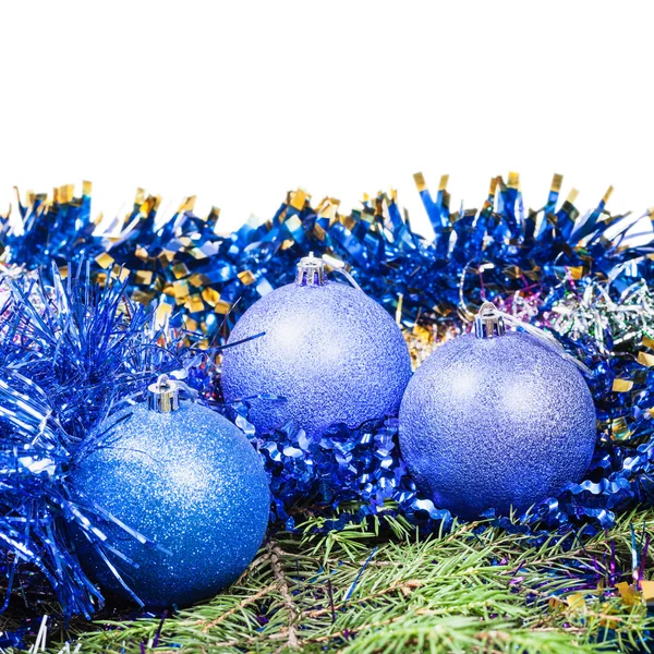 Blue Christmas balls op groene fir boomtak — Stockfoto